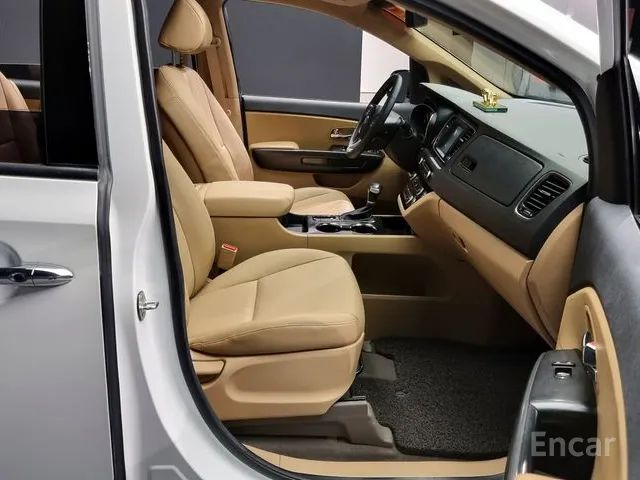 THE NEW KIA CARNIVAL 9-SEATER LUXURY