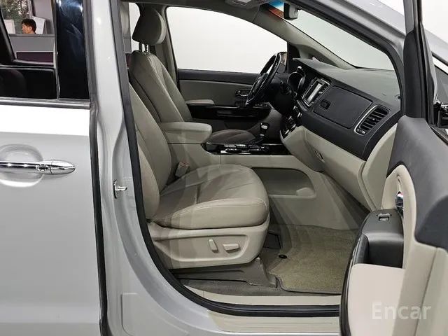 THE NEW KIA CARNIVAL 7-SEATER LIMOUSINE VIP