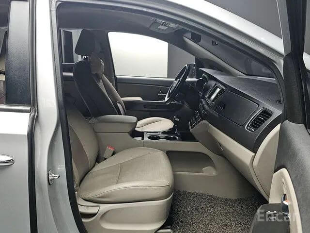 THE NEW KIA CARNIVAL 9-SEATER LUXURY