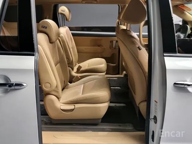 THE NEW KIA CARNIVAL 9-SEATER LUXURY